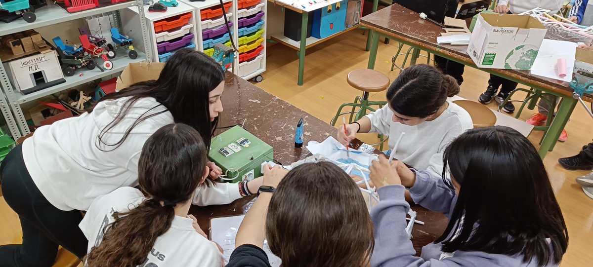 IESADAJA's tweet photo. 🔧🌉 Proyecto de 1º ESO: Construyendo Estructuras 🌉🔧
Nuestro alumnado de 1º ESO está trabajando el tema de Estructuras de una forma práctica y creativa.
¡Muy pronto pondremos a prueba la resistencia de sus construcciones! 💪
#IESAdaja #Tecnología #AprendizajeActivo https://t.co/ywqiXymIly