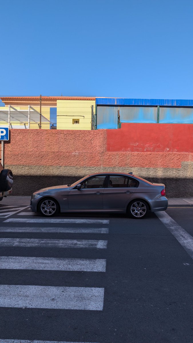 A ver si el ayuntamiento de <a href="/granadillaabona/">Granadilla de Abona</a> y la Policía Local se toman en serio lo que pasa en El Médano. Aparcar en un paso de peatones ya es lo normal y ocurre a diario. Dejo la matrícula visible para que el vehículo quede perfectamente identificado.