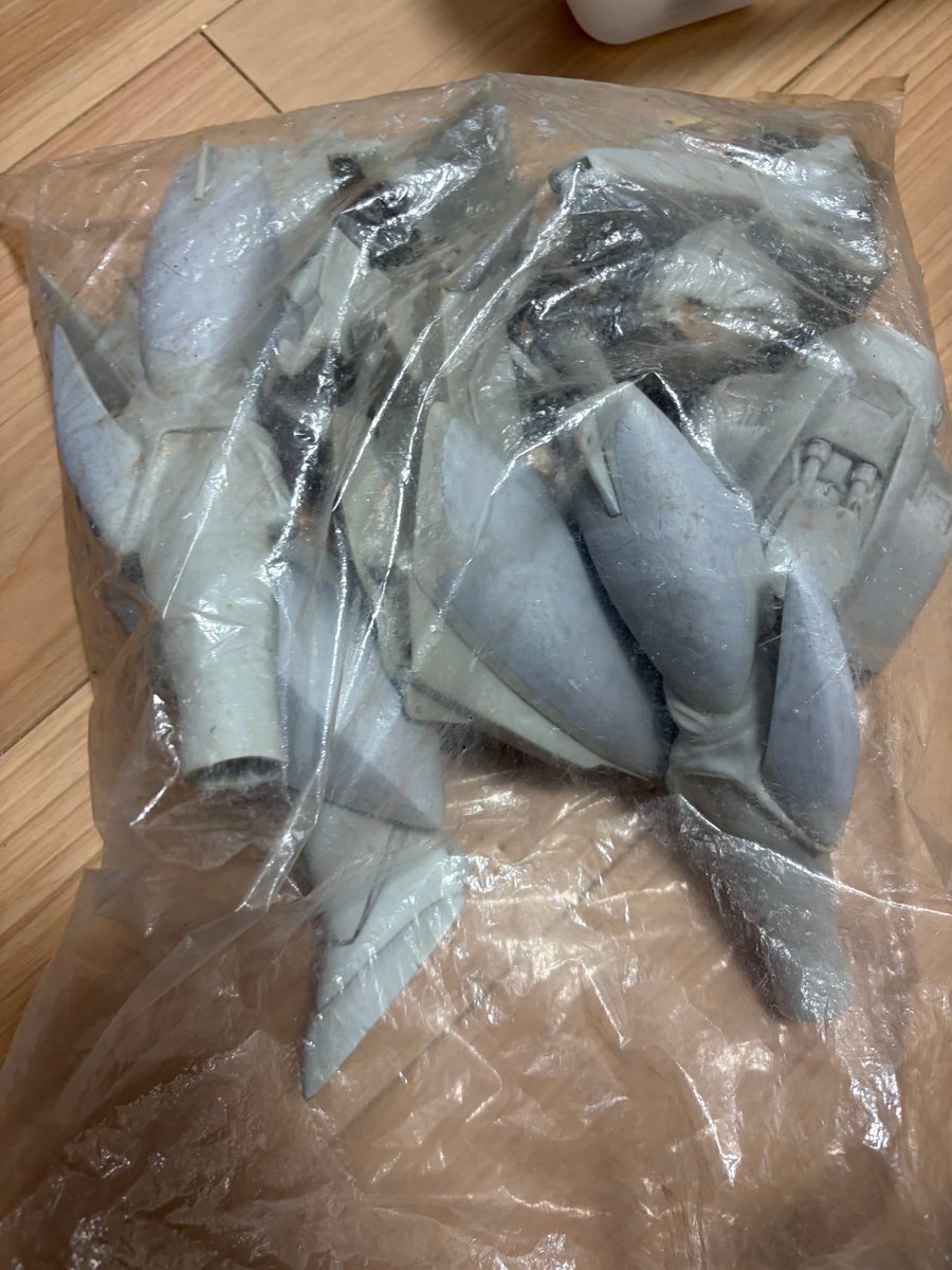 35年くらい前に買った零式のビックソフビを修復します。当時の技術では