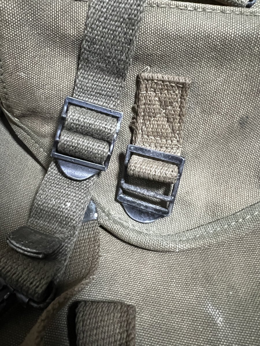 ベルトは戦時省略で亜鉛合金になる前の1942年製の真鍮製 バッグの方は