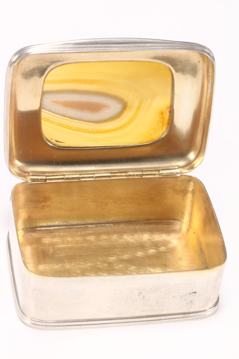 AeneasRyanQB's tweet photo. This exceptional #DublinSilver box with a complex hinge and mounted agate panel was sold in Sydney, Australia in 2024. 

Made by #JamesKennedy in the late 18th century, its refined uncluttered design prefigures 20th century styles. https://t.co/y1yC0kY6NV