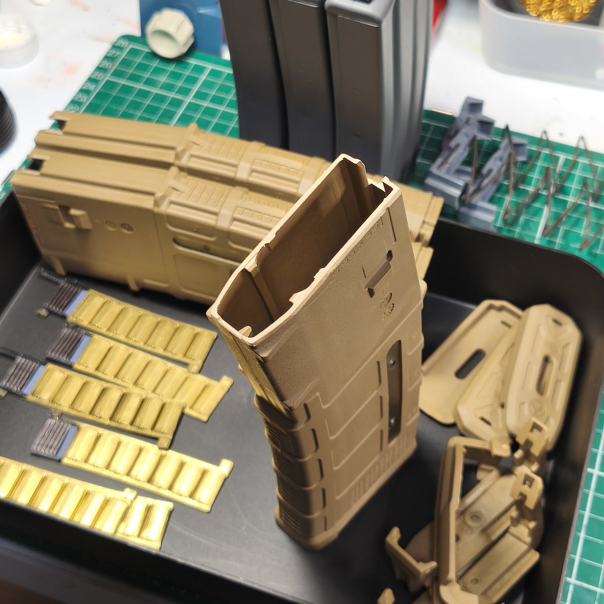 ご依頼いただいた実物PMAG加工を施工中！ 実物PMAGのエボルト用加工