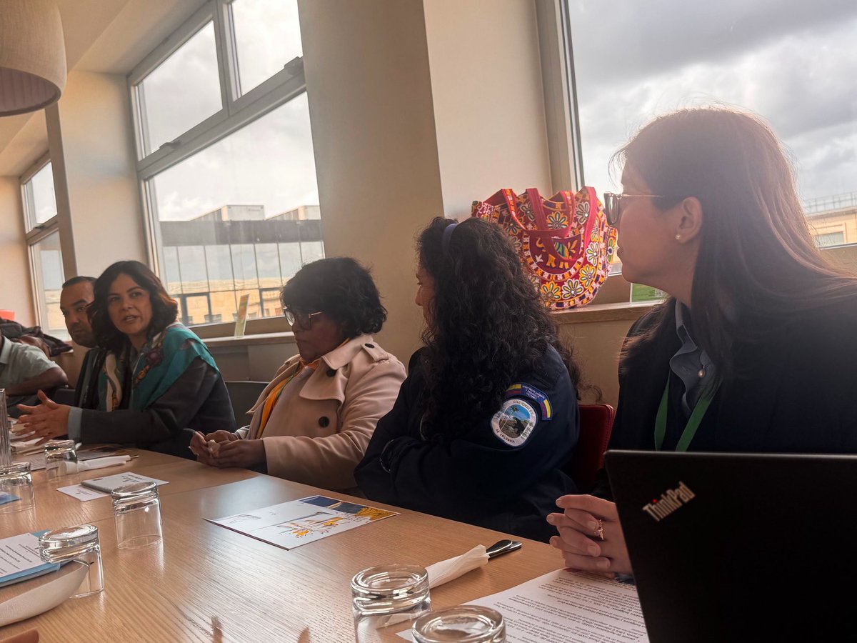 ParquesColombia's tweet photo. Avanzamos en el diálogo con la Embajadora de Colombia ante la FAO y la delegación 🇨🇴 en Roma, en el marco del #SBI6 del #CBD.
En @ParquesColombia resaltamos la estrategia #RedSerPaz, que conecta ambiente y agricultura a través de las áreas protegidas, articulando conservación, restauración ecológica y sistemas productivos sostenibles en territorios colindantes.
Una apuesta clave para la resiliencia climática, la seguridad alimentaria y la construcción de paz. 🌿🌎 @FAOenEspanol @jmojicaflorez