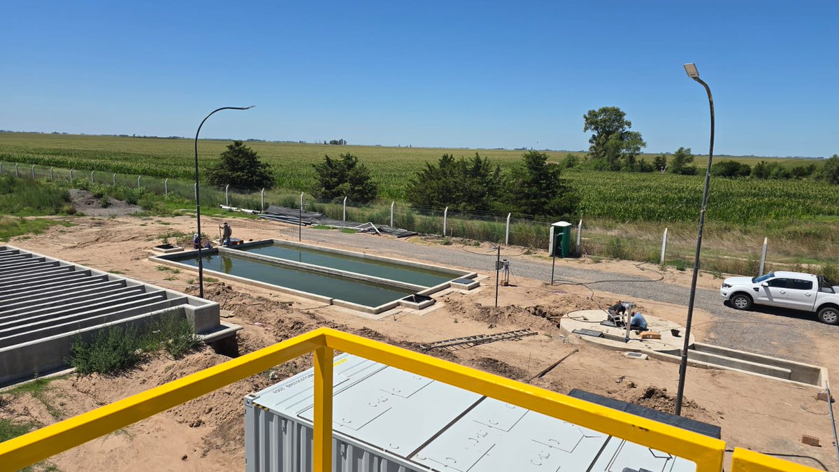 💧🚧 AVANZAMOS CON LA OBRA DE SANEAMIENTO EN MELO 

Seguimos trabajando en la obra básica de saneamiento en la localidad de Melo, una intervención clave para el sur provincial que ya muestra un importante nivel de avance.✅👷🏽

📍 Ubicada sobre la Ruta Provincial N°4, en el depto.