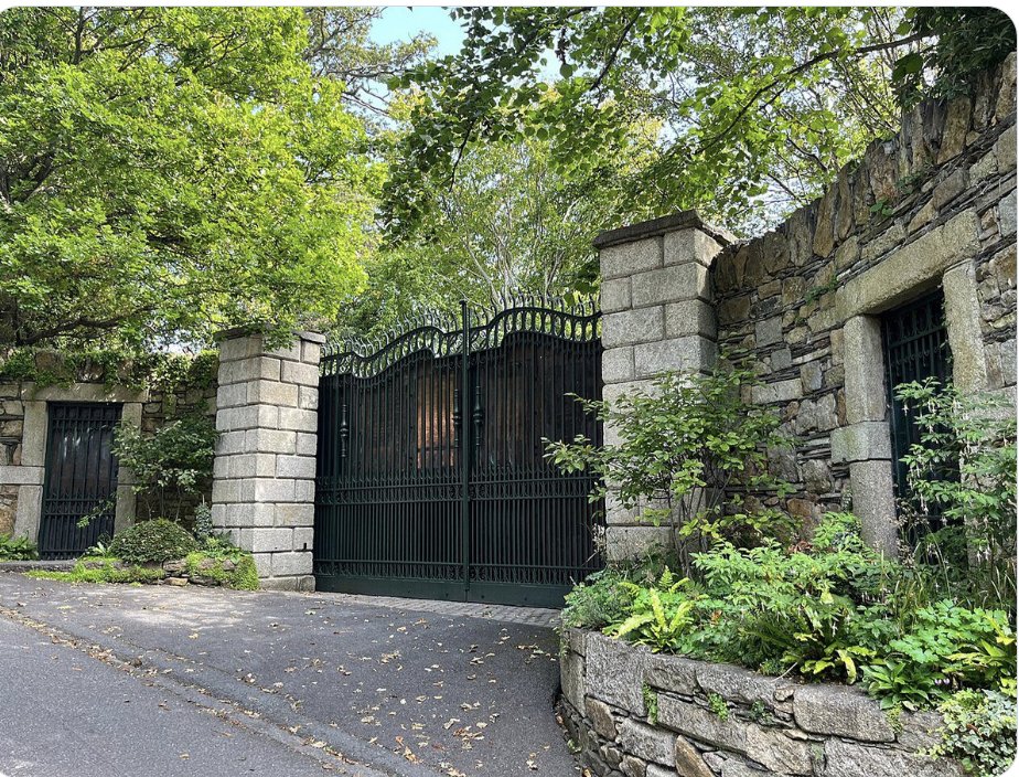 DVATW's tweet image. Bono opposes borders. Apart from those around his house.