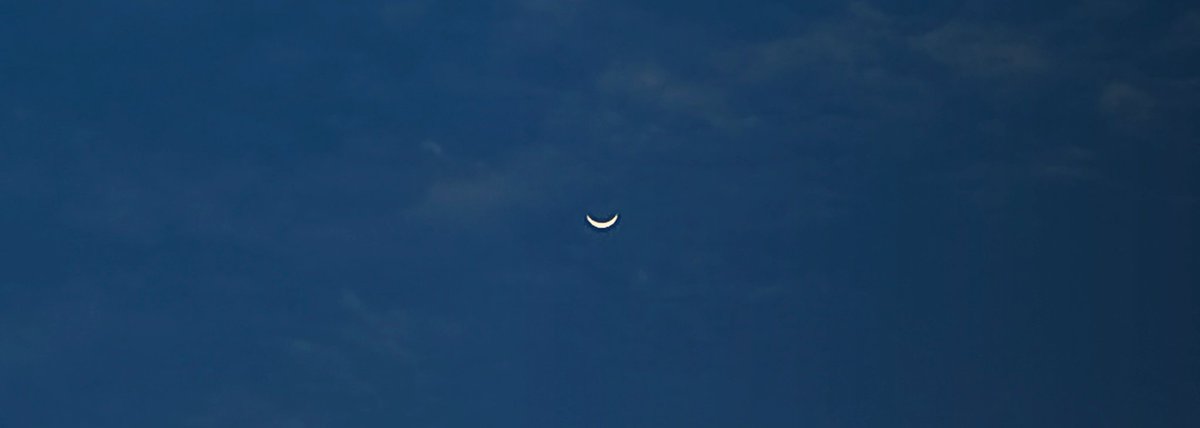 दिन की तरह तुम सर पे आना
शाम के जैसे ढलना तुम

ख़्वाब बिछा रखे हैं राह में
सोच समझ कर चलना तुम

दबी दबी साँसों में सुना था मैंने
बोले बिना मेरा नाम आया
पलकें झुकीं और उठने लगीं तो
हौले से उसका सलाम आया..🎵🎵      हाँ.