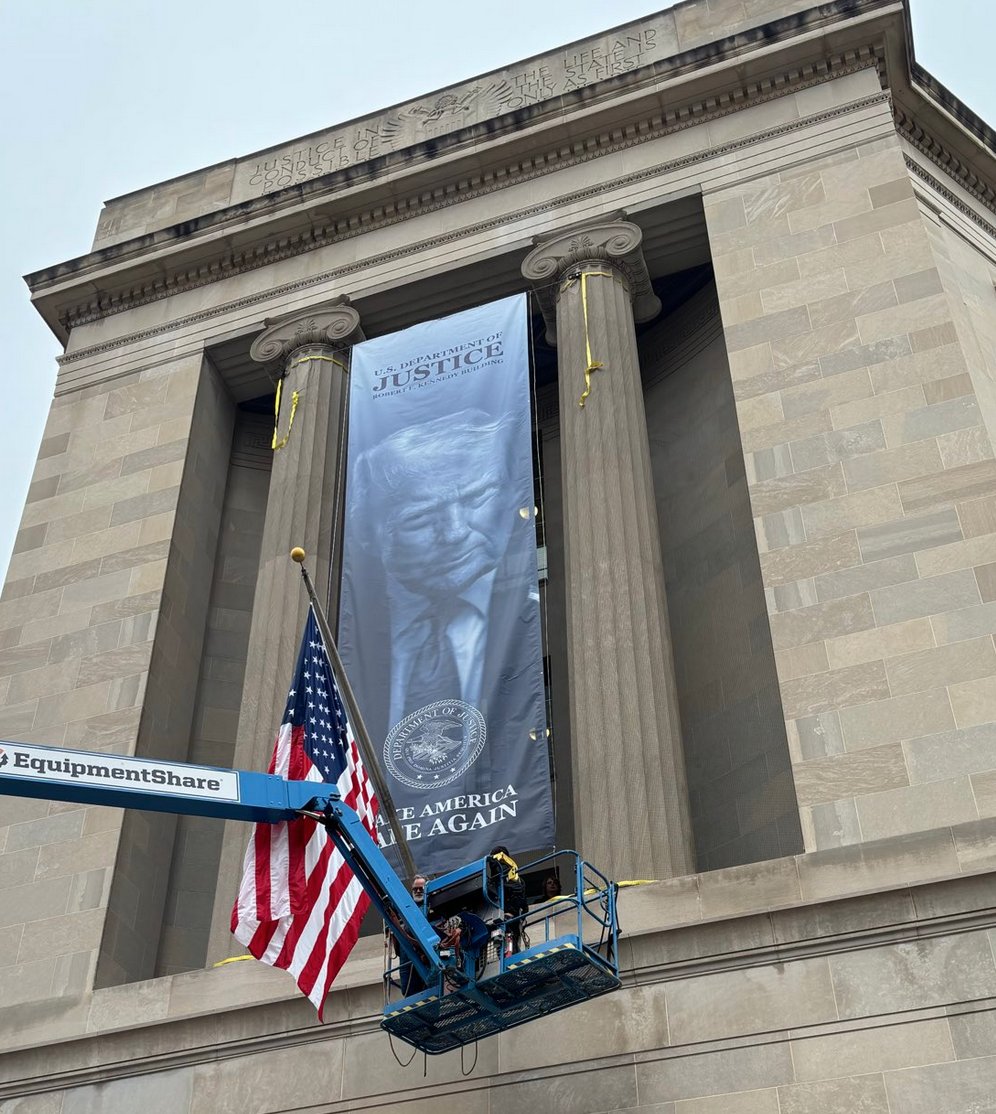 À moins d'être complètement enfermé dans sa secte MAGA, avec deux sous de cervelles et avec des œillères, il faut juste dire que le comportement de Trump commence vraiment à poser un problème.
👉 Il a fait afficher une nouvelle bannière sur le ministère de la justice, avec sa