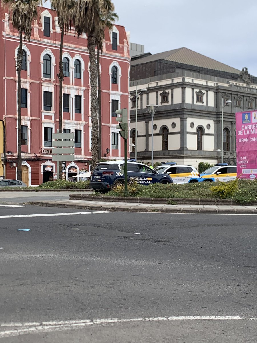 PAPASARRUGAS's tweet image. Hoy por haber hay hasta policias en las calles!!!