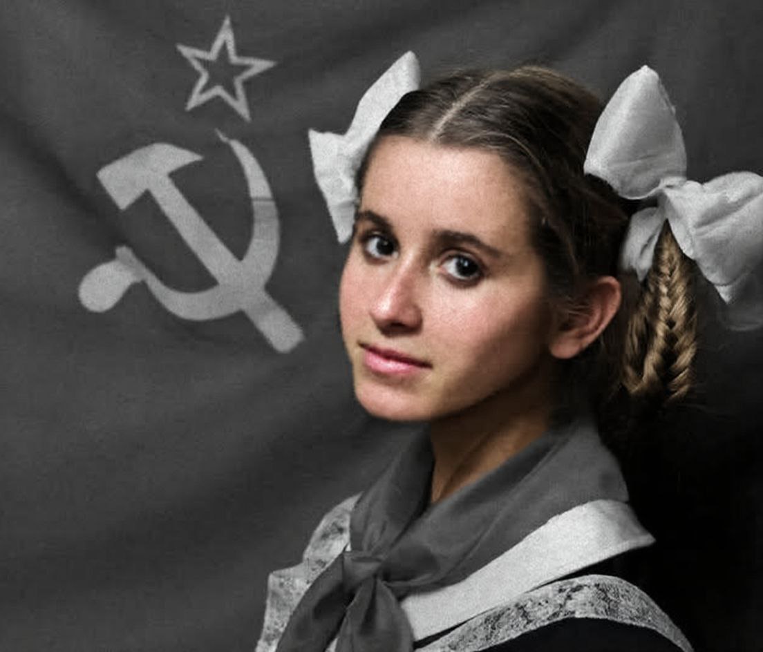 Kaja Kallas hat im Namen der EU ein Ultimatum an Russland gestellt? Interessant, denn wisst ihr was? Auf dem Foto seht ihr Kaja Kallas, das heutige Gesicht der EU als ehemalige sowjetische Pionierin.
Sie wurde 1977 geboren. Der Name ihres Vaters war Siim. Er war von 1972 bis zum