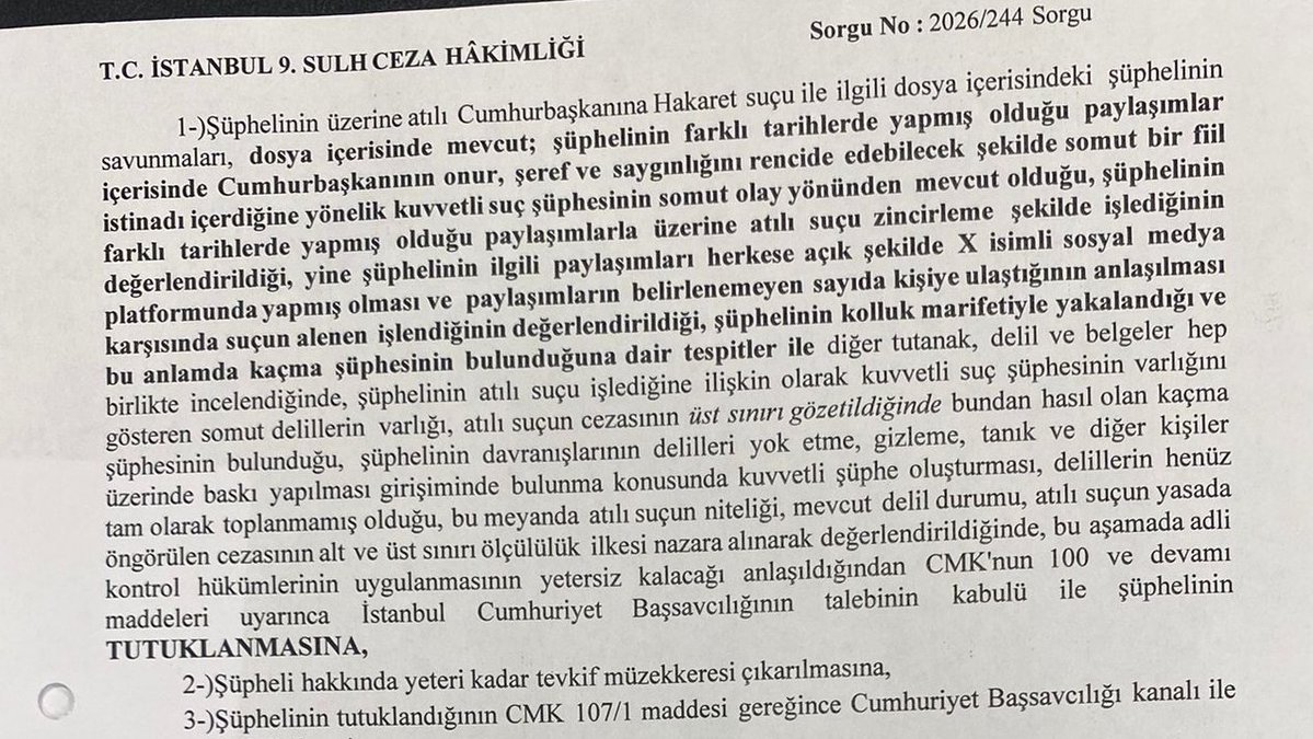 Evinden gözaltına alınmamış gibi "kolluk marifetiyle yakalandı, kaçma şüphesi var" denilmiş.

Delil diye ortaya attıkları şey, haberlerine ilişkin paylaşımlar ve eleştiriler. Bunları da "karartabilirmiş"

Gazetecilikten suç, Alican'dan suçlu çıkmaz! 
Suç olan ona yapılanlardır!