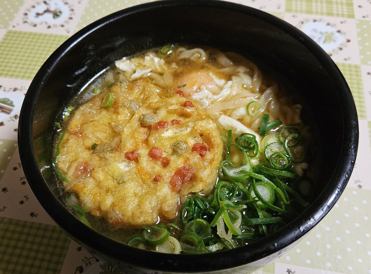 hkb53's tweet photo. 親父の晩飯🌃🍴
うどん🍜
…実はカップのどん兵衛です😅 https://t.co/A4VopMtNas