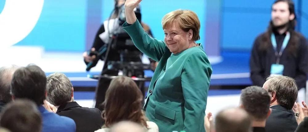 boris_beissner's tweet photo. #AngelMerkel auf dem #CDU Parteitag! Subtilität in grün!

„Subtilität ist die Kunst, laut zu wirken, ohne die Stimme zu erheben.“ https://t.co/pvuoXSnBd5