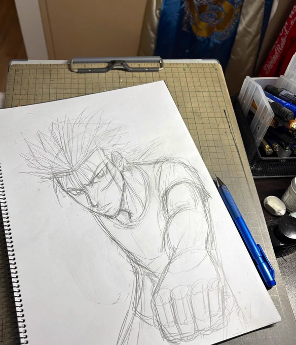①ラフを描き込み②下絵になる。③は②の前のネーム。
④束になってかかって来た敵を多少反撃うけるも喧斗が気合いのどつき合いでシバキまくる場面のコマに使うイラスト下絵。
Xのポスト様に描いたイメージイラストで抜粋したものは余す事なく漫画のコマに使用します。
#純情クロッシング
#布袋喧斗 