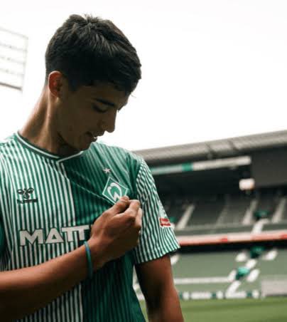 FutboliPolitica's tweet photo. 🇩🇪 "Jugar donde se dispara contra la gente no se alinea con los valores de nuestro club"

El club alemán Werder Bremen anuló su gira por Estados Unidos al estar en contra de las políticas represivas de Trump. https://t.co/RdPX3MPP9q
