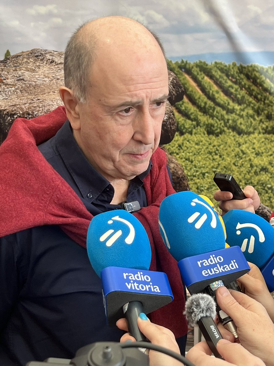 RVKirolak's tweet photo. 📸 Inauguración de Araba Etxea, la casa de las y los baskonistas en #Valencia 

#CopaBaskonia #RadioVitoria https://t.co/OB5vYpmffI