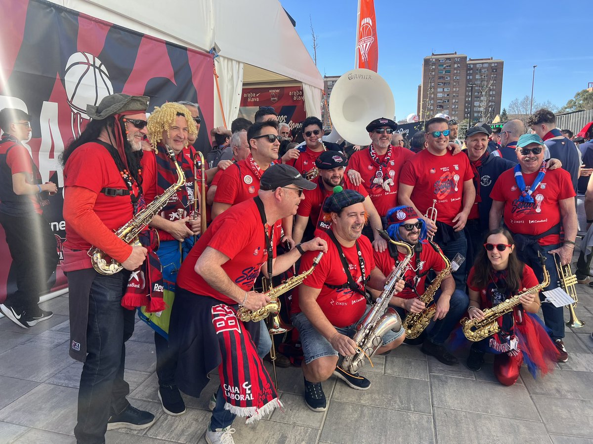 RVKirolak's tweet photo. 📸 Inauguración de Araba Etxea, la casa de las y los baskonistas en #Valencia 

#CopaBaskonia #RadioVitoria https://t.co/OB5vYpmffI