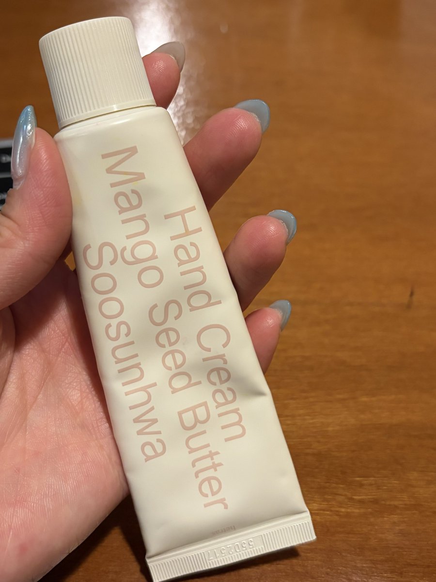 아니 이거 .. 수선화향 핸드크림이거든 ...?
근데 감각 때 나는 향기 나 미쳤어 .....
나의 착각..이아닌데진짜네??????