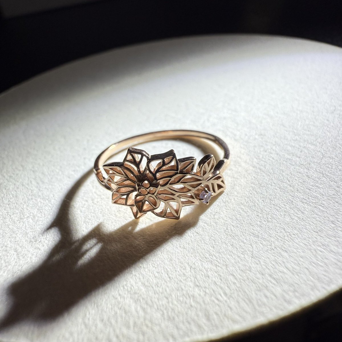 フリージアさん(@FREESIA2014)の誕生月花リングが届いた💐 念願の