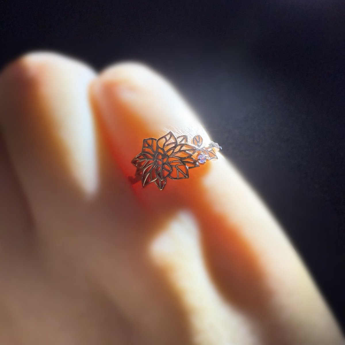 フリージアさん(@FREESIA2014)の誕生月花リングが届いた💐 念願の