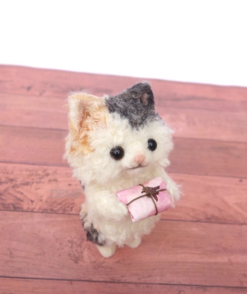 「ねこの贈りもの クロ・三毛・クリーム」

ニンゲンに贈りものを届けたい3匹が完成しました😺
もふもふの体であなたの好物の入った包みをそっと差し出していますよ🍰🍪🍩
高さ約10㎝

3/1まで開催中の #二月のネコスキー へ追納品で送りました。順調に届けば2/21夕方頃に到着後に販売開始されます。