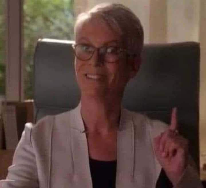 Lembrando quando a Juliette Binoche levantou no meio da cerimônia de abertura do prêmio César pra interromper o apresentador. Ele fazia piada que o cinema de autor precisava aprender com o cinema americano que tinha efeitos especiais, e ela levantou com seu bom dedinho: PERA LÁ