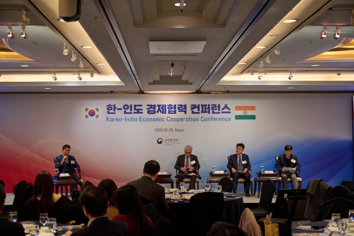 IndiainROK's tweet photo. Embassy was pleased to partner with Ministry of Trade, Industry and Resources #MOTIR, and Korea Chamber of Commerce and Industry #KCCI in organizing the Korea–India Economic Cooperation Conference, held today.
Mr. Yeo Han-koo, Trade Minister delivered the opening remarks, followed by congratulatory remarks by Ambassador Gourangalal Das.
The conference brought together around 200 Indian and Korean policymakers, business leaders, and experts, including the representatives from National Industrial Corridor Development Corporation Ltd #NICDC, and Ministry of Ports, Shipping and Waterways #MOPSW. They highlighted opportunities for potential cooperation in areas including #shipbuilding, #supply chains, #AI, #digital innovation, and #startups.
주한 인도 대사관은 오늘 개최된 한–인도 경제협력 콘퍼런스를 대한민국 #산업통상자원부 및 대한상공회의소와 공동으로 성공적으로 개최하였음을 기쁘게 생각합니다.
여한구 통상교섭본부장이 개회사를 했으며, 이어 고랑랄 다스 주한 인도대사가 축사를 전했습니다.
이번 콘퍼런스에는 약 200명의 한-인도 정책결정자, 기업인 및 전문가들이 참석했으며, 인도 #국가산업회랑개발공사와 #항만해운수로부 관계자들도 함께했습니다. 참석자들은 #조선, #공급망, #인공지능, #디지털 혁신, #스타트업 등 다양한 분야에서의 잠재적 협력 기회를 강조했습니다.
@MEAIndia @IndianDiplomacy @motirnews @MOTIRKoreaEng @nicdc01 @shipmin_india @DDNewslive @DDNational @PIB_India