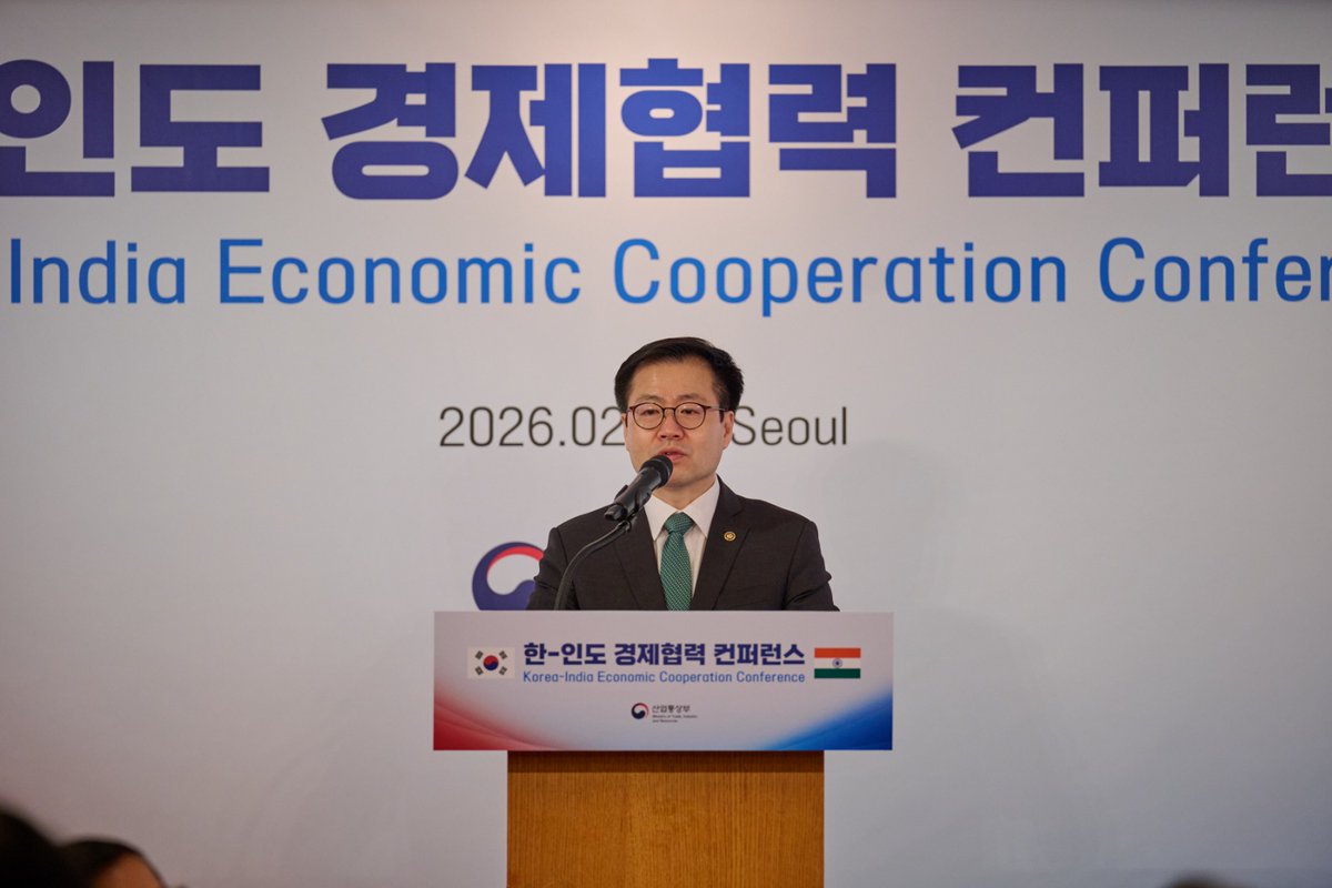 IndiainROK's tweet photo. Embassy was pleased to partner with Ministry of Trade, Industry and Resources #MOTIR, and Korea Chamber of Commerce and Industry #KCCI in organizing the Korea–India Economic Cooperation Conference, held today.
Mr. Yeo Han-koo, Trade Minister delivered the opening remarks, followed by congratulatory remarks by Ambassador Gourangalal Das.
The conference brought together around 200 Indian and Korean policymakers, business leaders, and experts, including the representatives from National Industrial Corridor Development Corporation Ltd #NICDC, and Ministry of Ports, Shipping and Waterways #MOPSW. They highlighted opportunities for potential cooperation in areas including #shipbuilding, #supply chains, #AI, #digital innovation, and #startups.
주한 인도 대사관은 오늘 개최된 한–인도 경제협력 콘퍼런스를 대한민국 #산업통상자원부 및 대한상공회의소와 공동으로 성공적으로 개최하였음을 기쁘게 생각합니다.
여한구 통상교섭본부장이 개회사를 했으며, 이어 고랑랄 다스 주한 인도대사가 축사를 전했습니다.
이번 콘퍼런스에는 약 200명의 한-인도 정책결정자, 기업인 및 전문가들이 참석했으며, 인도 #국가산업회랑개발공사와 #항만해운수로부 관계자들도 함께했습니다. 참석자들은 #조선, #공급망, #인공지능, #디지털 혁신, #스타트업 등 다양한 분야에서의 잠재적 협력 기회를 강조했습니다.
@MEAIndia @IndianDiplomacy @motirnews @MOTIRKoreaEng @nicdc01 @shipmin_india @DDNewslive @DDNational @PIB_India