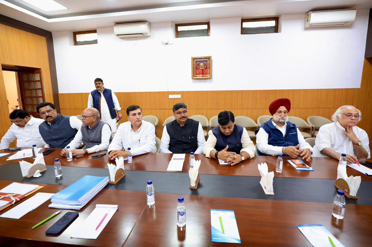 आज नई दिल्ली में <a href="/INCIndia/">Congress</a> के हमारे राष्ट्रीय अध्यक्ष <a href="/kharge/">Mallikarjun Kharge</a> जी, लोकसभा में नेता प्रतिपक्ष <a href="/RahulGandhi/">Rahul Gandhi</a> जी एवं संगठन महासचिव <a href="/kcvenugopalmp/">K C Venugopal</a> जी की गरिमामयी उपस्थिति में आयोजित महत्वपूर्ण बैठक में उपस्थित रहा।

बैठक में भारत–अमेरिका ट्रेड डील के विभिन्न पहलुओं पर विस्तृत एवं गंभीर