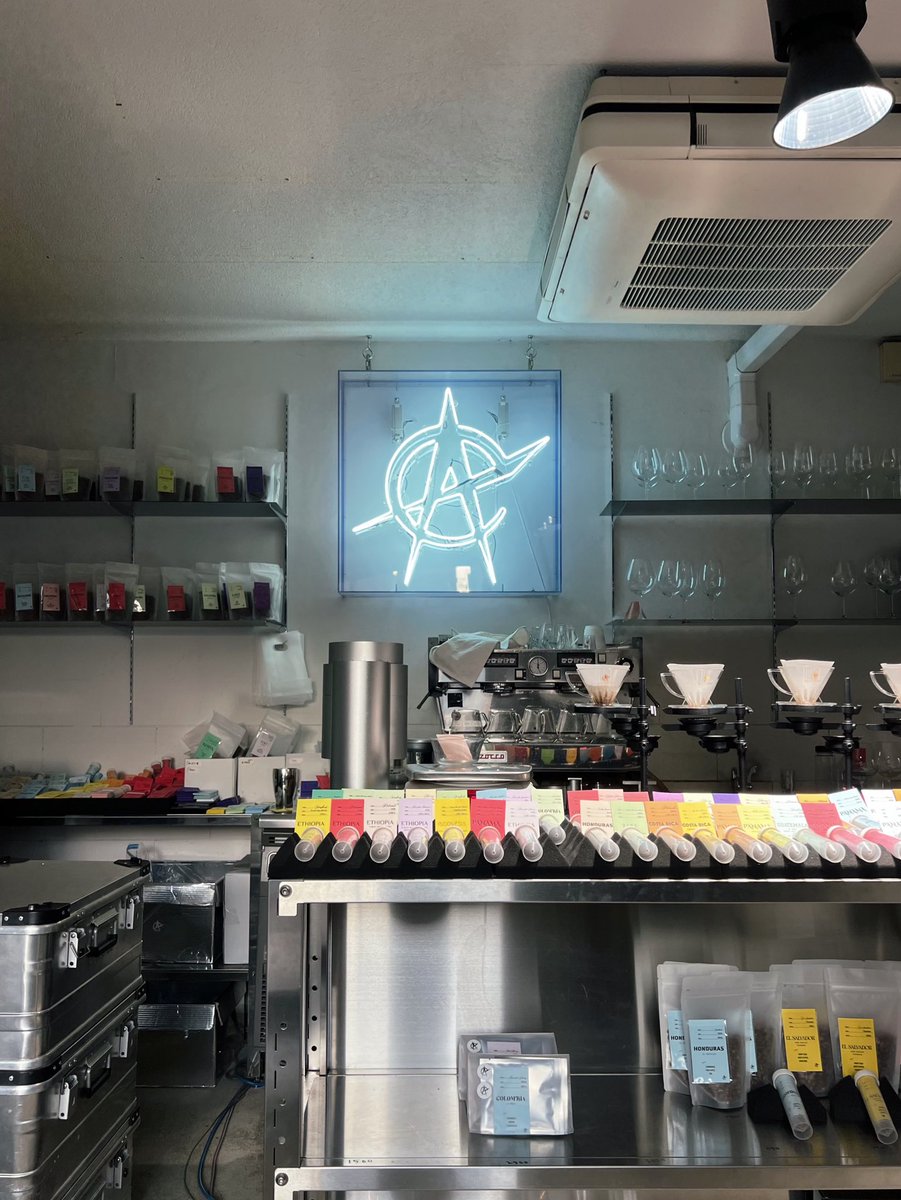 代々木上原にきたら、
ラボみたいな空間のコーヒーショップへ。

1杯が¥700〜¥3600と驚く価格だけど、
珍しい品種を体験できるのが楽しい☕️

📍Acid Coffee Tokyo