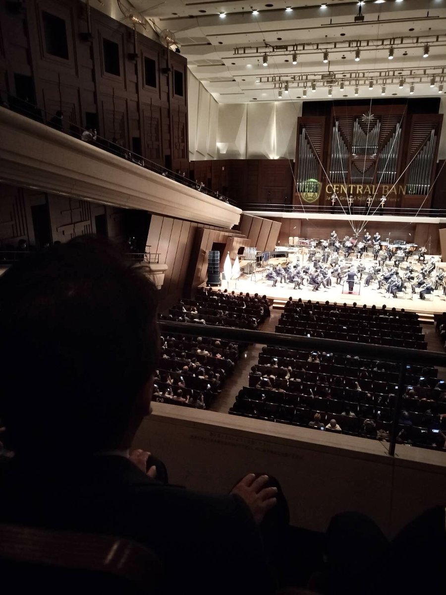 ModJapan_jp's tweet photo. 2月18日、宮﨑防衛副大臣は、すみだトリフォニーホールにおいて開催された「陸上自衛隊中央音楽隊 第177回定期演奏会📯」に出席しました。

国賓などの歓迎行事、オリンピックや海外軍楽祭などの大舞台で活躍する陸上自衛隊中央音楽隊の演奏を鑑賞するとともに、日頃の活動に尽力する隊員を直接激励しました🎺
#吹奏楽
#演奏会