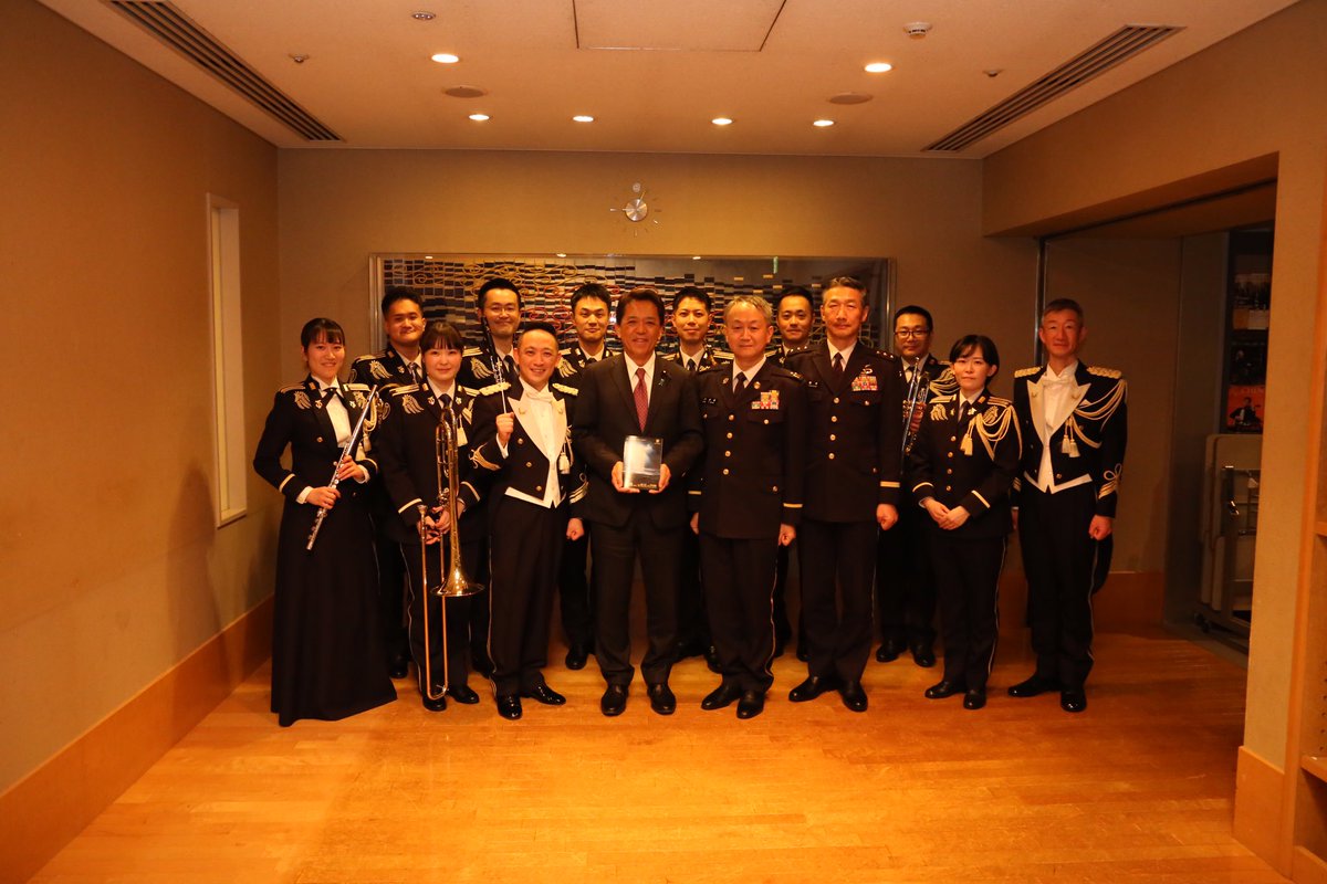 ModJapan_jp's tweet photo. 2月18日、宮﨑防衛副大臣は、すみだトリフォニーホールにおいて開催された「陸上自衛隊中央音楽隊 第177回定期演奏会📯」に出席しました。

国賓などの歓迎行事、オリンピックや海外軍楽祭などの大舞台で活躍する陸上自衛隊中央音楽隊の演奏を鑑賞するとともに、日頃の活動に尽力する隊員を直接激励しました🎺
#吹奏楽
#演奏会