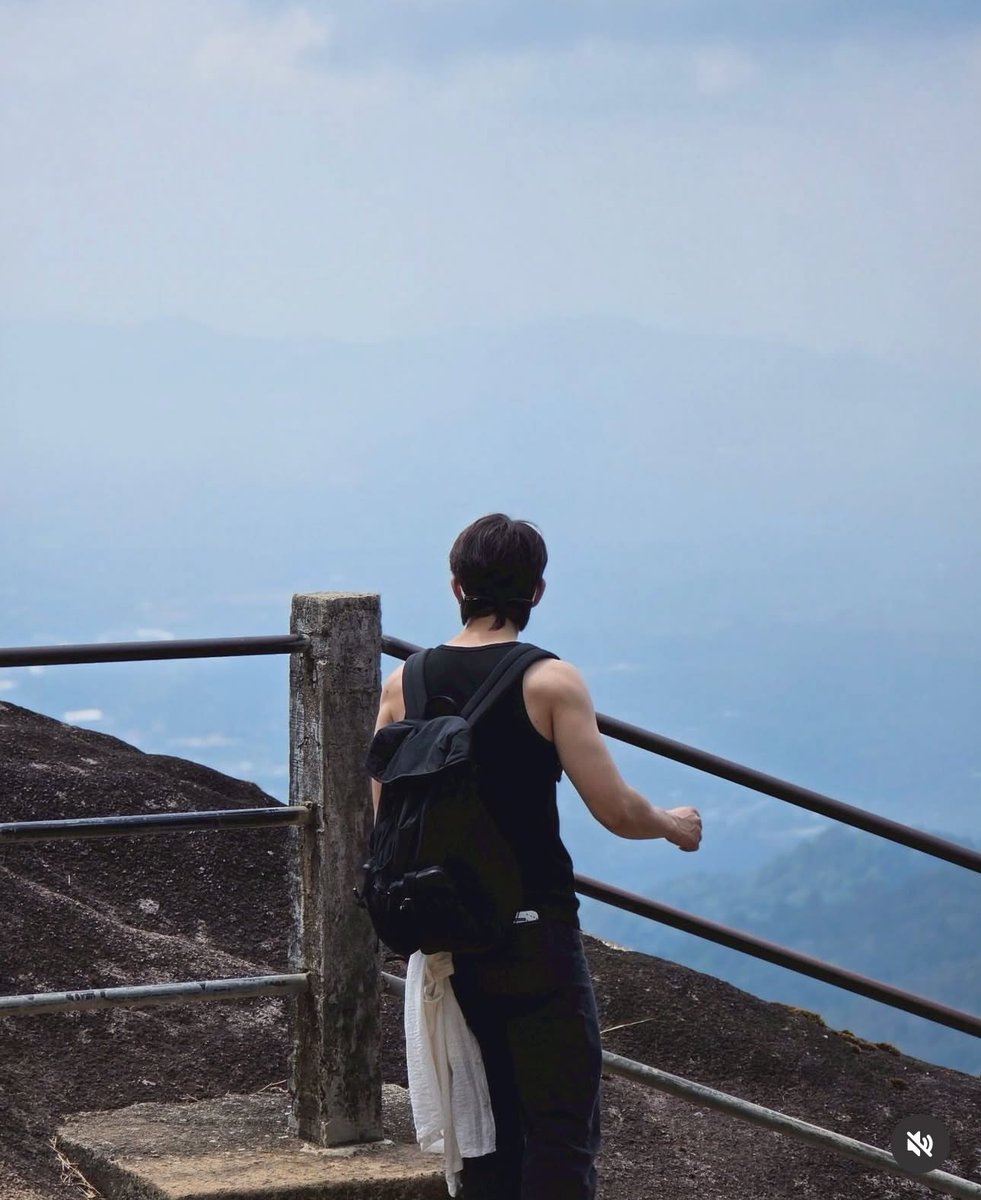 no one looking at the damn view…