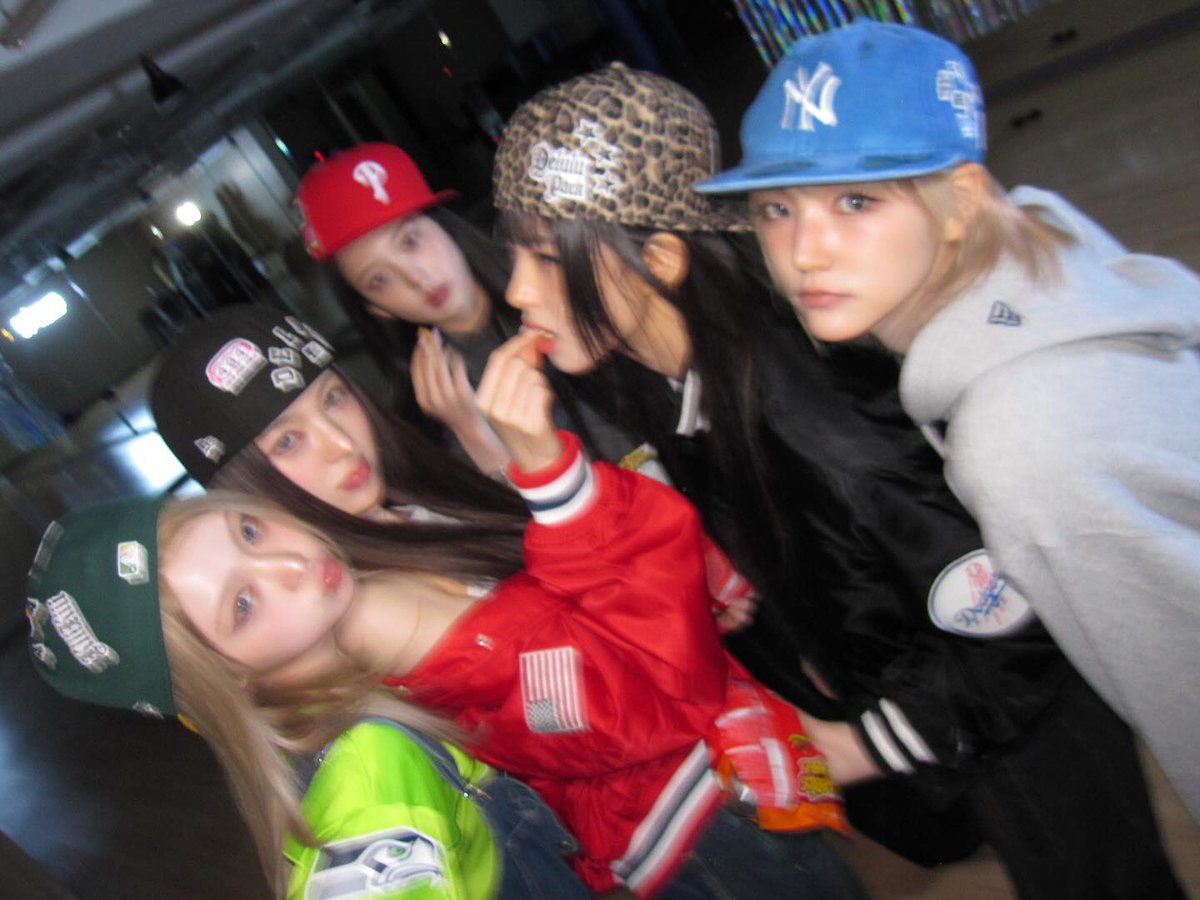 (…) somehow we all ended up sitting in a tiny little circle like it was a very serious meeting ⓘ but instead of important documents, it was just chips passing from hand to hand and random laughter every five seconds :p