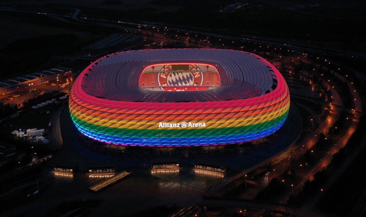 _bayerndepree's tweet photo. precisamos falar sobre a instituição fc bayern münchen

eu nunca vi um clube tão comprometido com a luta contra o racismo, a discriminação, o ódio e nazismo como o bayern 

é um clube que não se cala diante das injustiças. simplesmente gigantesco https://t.co/5g2VvN3Ba3