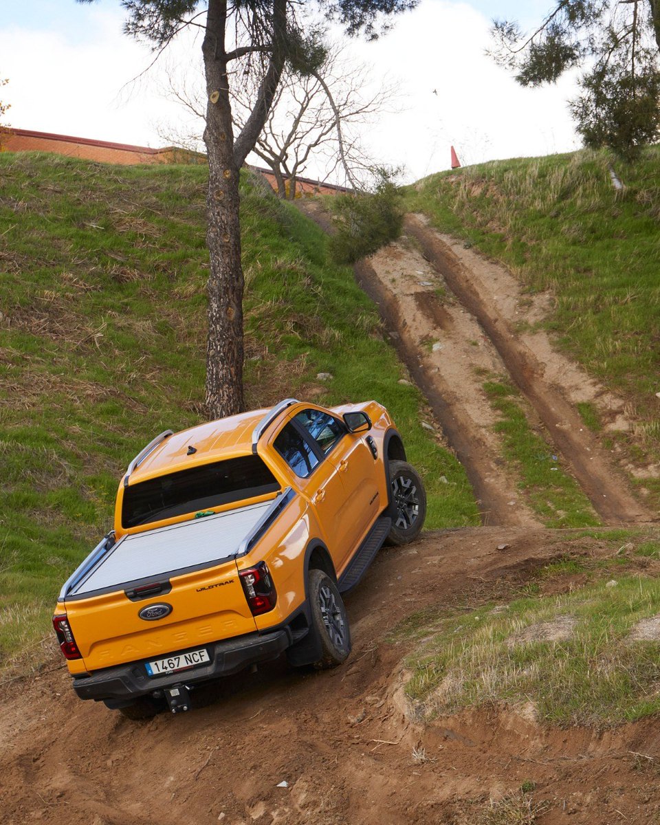 FordFuenlabrada's tweet photo. El #Ford Ranger no conoce límites y convierte cualquier terreno difícil en su patio de recreo personal, subiendo la adrenalina con la misma facilidad con la que escala las pendientes más pronunciadas 🧗‍♂️🛻 https://t.co/lwwgc7TQhx