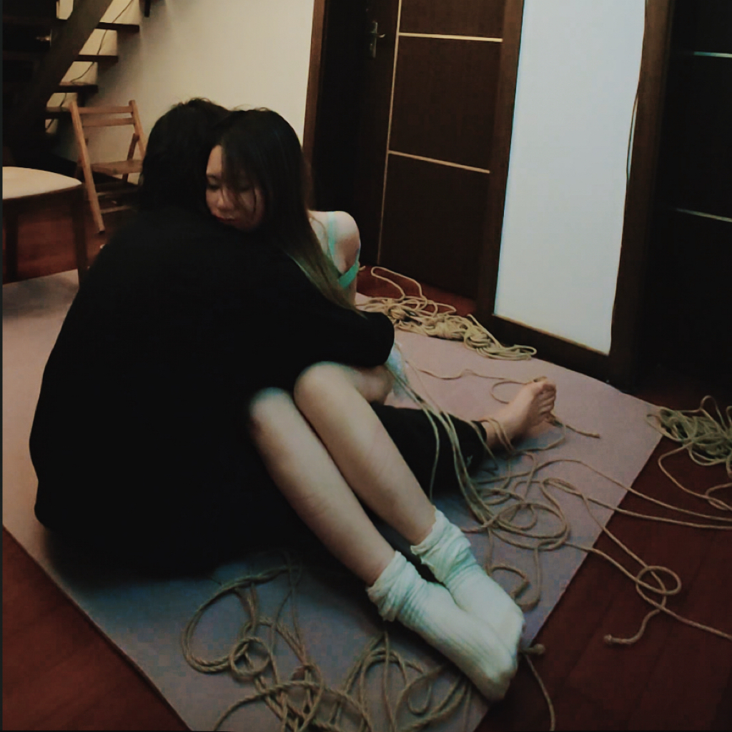 靠近你就靠近了痛苦，远离你就远离了幸福。
（此男的笑容太魅惑了 
 🪢：<a href="/haku_kink/">Haku</a>
🐱：<a href="/Kamiller0759/">支支</a>