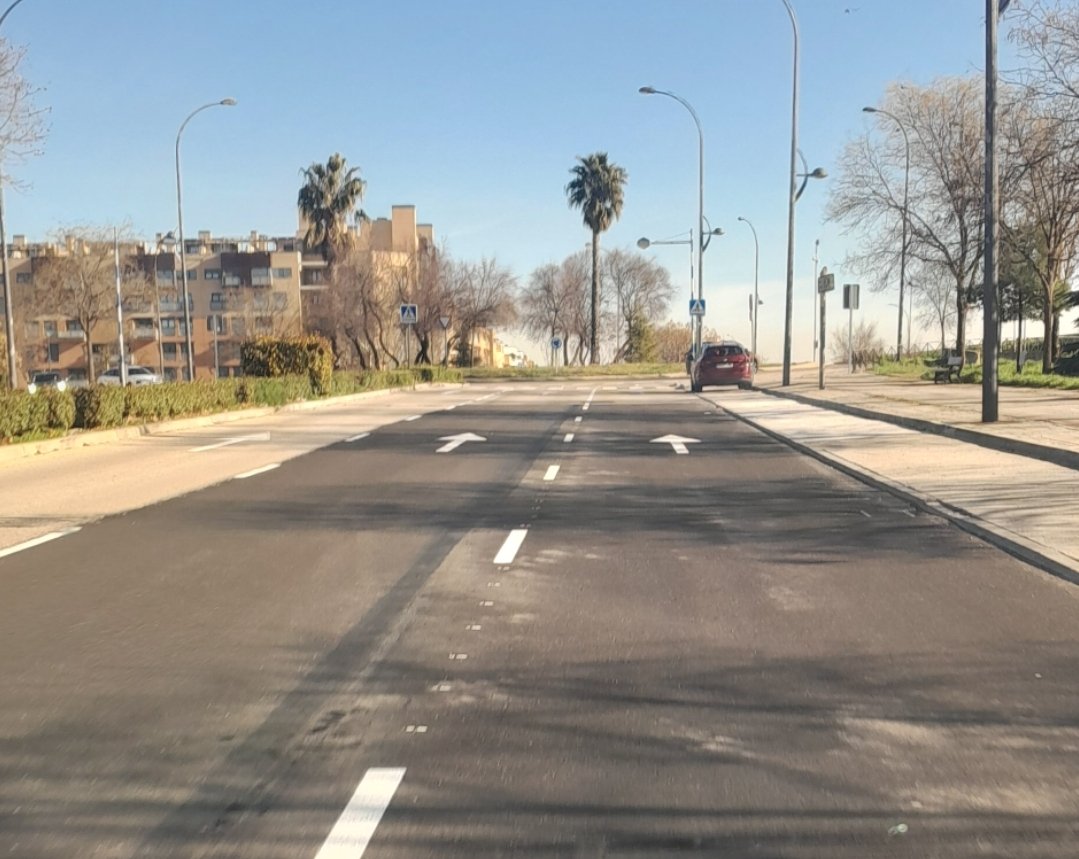 El <a href="/aytogetafe/">Ayuntamiento Getafe</a> desaprovecha la oportunidad de unas obras para dejar igual la Avenida de la Paz, mantiene una autopista urbana de 3 carriles en pleno barrio residencial y sin apenas acera debido al #carrilBici #ElBercial #Getafe