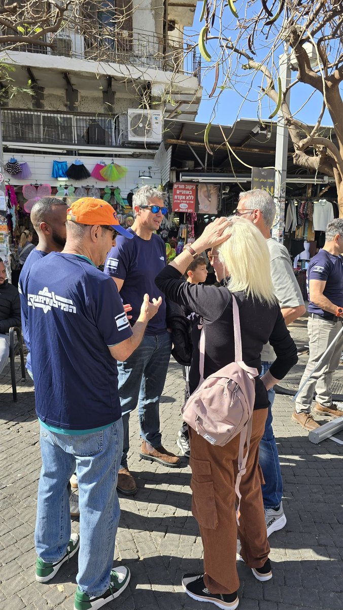 ha_miluimnikim's tweet photo. ריח שישי ישראלי בשוק הכרמל, שוב הגענו לכאן יחד עם יועז הנדל ראש המפלגה.

החתמנו על מתווה הגיוס שלנו, דיברנו עם אנשים על הבחירות הקרובות ושוב הבנו כמה ישראל של אחרי ה7.10 מחפשת הנהגה אחרת - כזו שקמה מהשטח ויודעת להכריע.

האחריות על המדינה הזו משותפת לכולנו. זו ישראל של 2026.
ממשיכים להסתובב ולפגוש אתכם בכל רחבי הארץ.