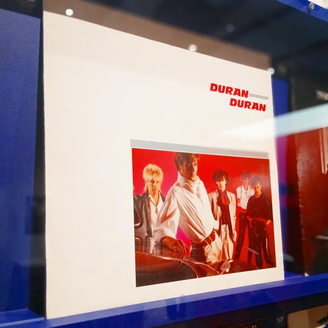 Mark0Connell's tweet photo. Think on your synths!
Great to see BOND, QUEER BOND's lavender jukebox alumni Duran Duran in the Blitz kid mix at the Design Museum's BLITZ exhibition.
#DuranDuran #Blitz #DesignMuseum #BondQueerBond https://t.co/76qEoHF7Rd
