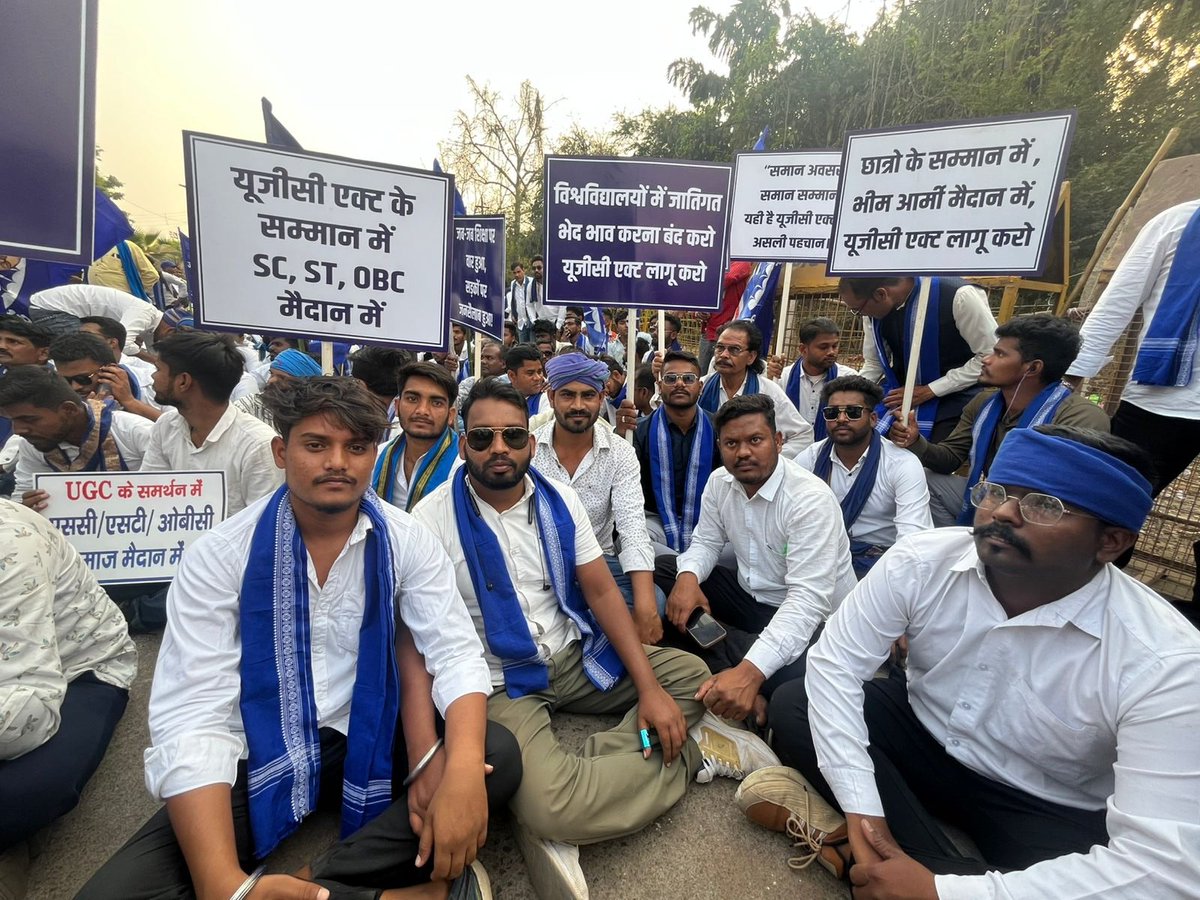 thepushpendrak_'s tweet photo. रायपुर, छत्तीसगढ़ में यूजीसी कानून के समर्थन में आयोजित आंदोल��� ऐतिहासिक रूप से सफल रहा। भीम आर्मी भारत एकता मिशन छत्तीसगढ़ के नेतृत्व में हजारों साथियों ने शिक्षा में समानता, पारदर्शिता और छात्रों के अधिकारों के लिए एकजुट होकर आवाज बुलंद की।
 #Chhattisgarh #bhimaarmy #raipur #cg https://t.co/bYuHLvmnMm