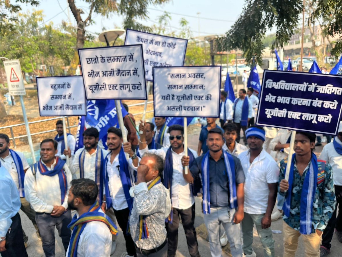 thepushpendrak_'s tweet photo. रायपुर, छत्तीसगढ़ में यूजीसी कानून के समर्थन में आयोजित आंदोल��� ऐतिहासिक रूप से सफल रहा। भीम आर्मी भारत एकता मिशन छत्तीसगढ़ के नेतृत्व में हजारों साथियों ने शिक्षा में समानता, पारदर्शिता और छात्रों के अधिकारों के लिए एकजुट होकर आवाज बुलंद की।
 #Chhattisgarh #bhimaarmy #raipur #cg https://t.co/bYuHLvmnMm