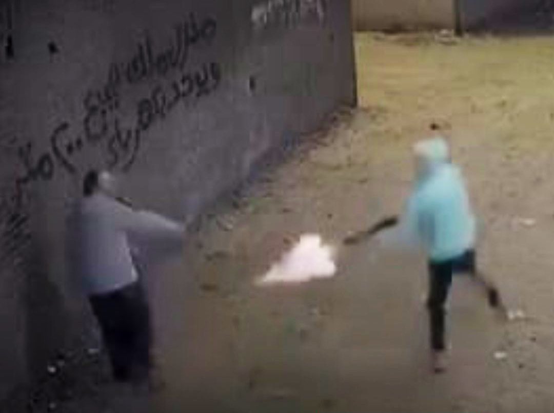 في واحد بعد ما خرج من المسجد هو و ابنه وفرحانين برمضان طلع عليه ٢ بلطجيه ضربوه هو و ابنه بخرطوش و طعنوه بسكينه .. انا عمري ما سمعت عن محاكمه علنيه صوت وصوره في مصر و عمري ما سمعت عن عقوبه السجن مدى الحياة

بس انا مش هرتاح غير لما اشوف الاتنين بيتحققوا

الله يلعن ارواحهم