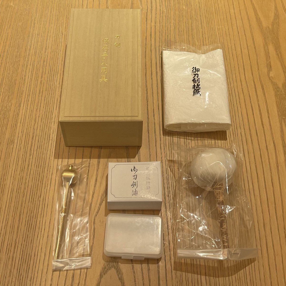 当売場では日本刀のお手入れ用具セットも取り扱い中。紙箱入りと桐