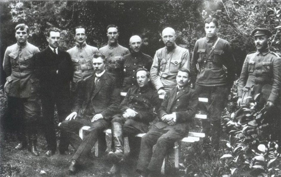 AREI_Journal's tweet photo. We encourage you to read the article “Between Independence and Federation: The Interplay of Foreign Policy and Statehood in Ukraine, 1917-1919” by Yuki Murata:

pp. 28–53: https://t.co/nDz1L3C6Q0

In the photography: Members of the Directory of the UNR, 1919 https://t.co/PUVmGrOAWI