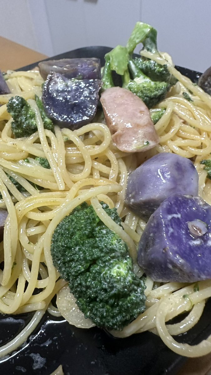 紫色のジャガイモの使い方がよくわからないパスタ…見た目派手な割に素朴な味だな