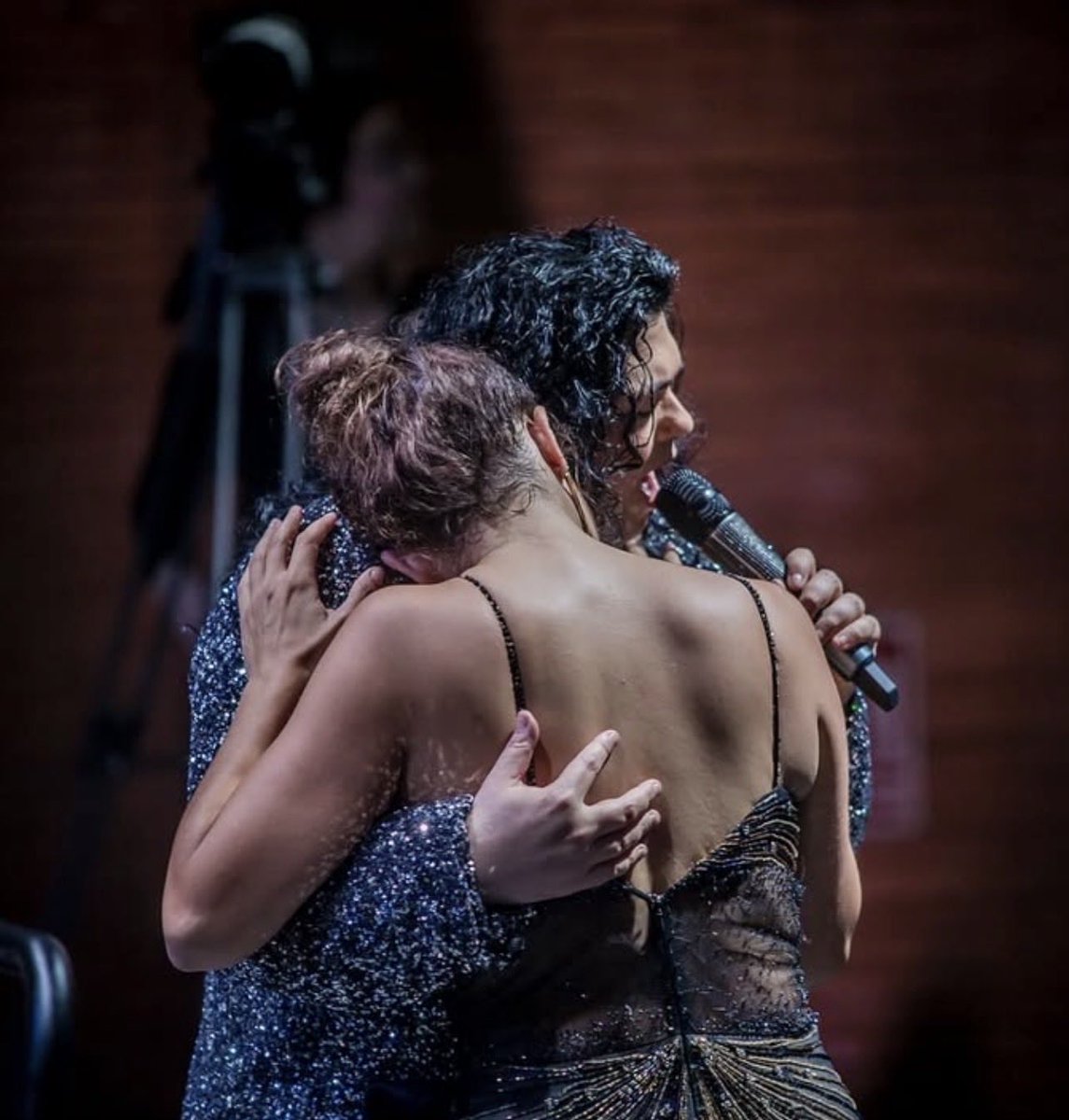 La música acaricia el alma como un abrazo invisible 🎶💫
¡Que paséis un buen fin de semana tod@s! 😊🌷!