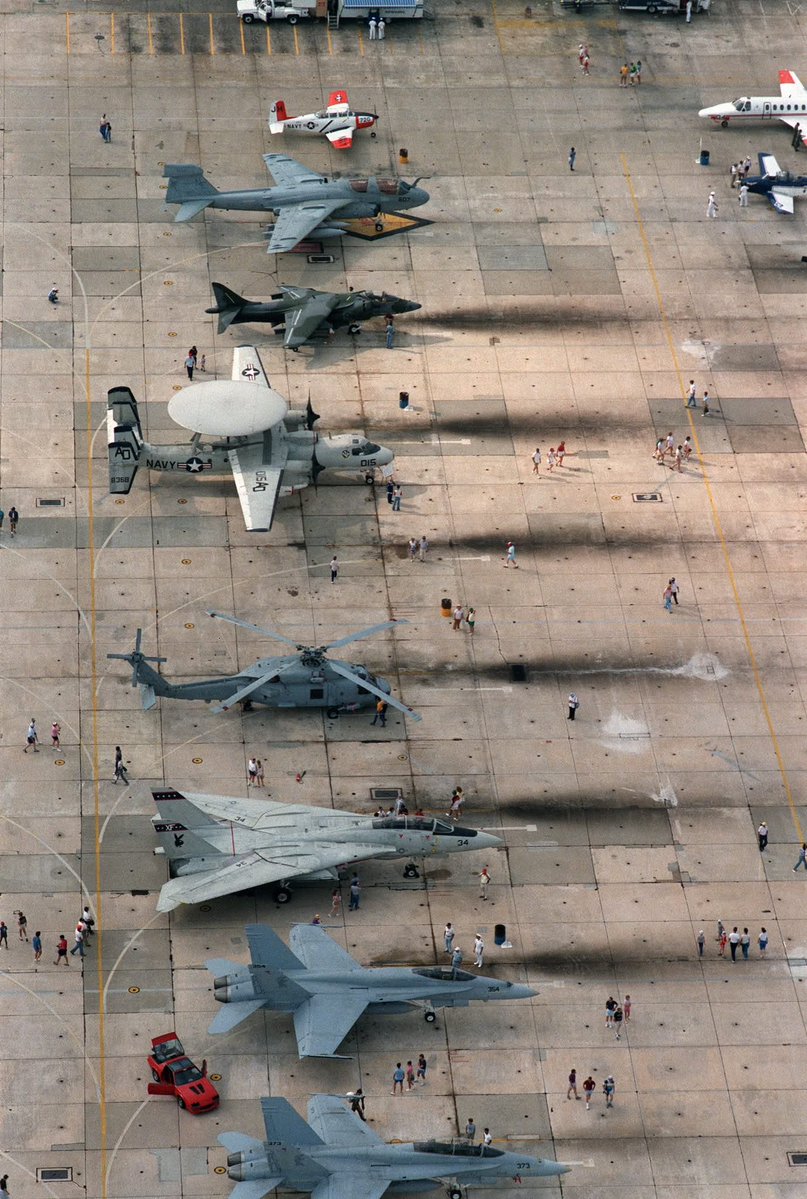 A4KikeLippi's tweet photo. Es impresionante el tamaño del F-14 comparado con los otros aviones. 📷 @CcibChris https://t.co/ZTV0I4T5A3