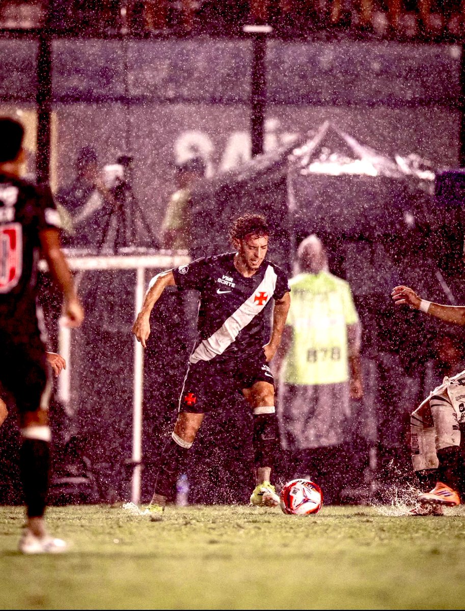 Serenocrvg's tweet photo. Ele sempre esteve aqui . 

Vasco vai ao mercado e contrata um camisa 10 que em um ano no Brasil já fez gol em todos os clássicos do Rio , Santos ,São Paulo e contra o Corinthians em uma final de campeonato. 

Esse jogador tem 12 participações em gol em 39 jogos de brasileiro e foi sacrificado nos últimos jogos .Teve que jogar em uma posição onde visivelmente ficou desconfortável, mas não reclamou . Já foi substituído em jogos onde não merecia , mas não reclamou . 

Vasco contra um grande camisa 10 , mas que nunca foi valorizado . Sem a sombra de Coutinho , ele deve ter o seu devido valor . 

NOSSO 10 , NUNO MOREIRA ! 💢🇵🇹