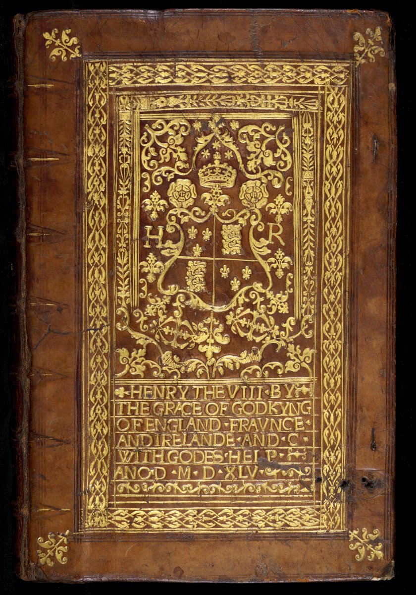 NewCollegeLib's tweet image. This #BrilliantBinding is by the ‘Flamboyant Binder’, and dates from 1545. The gold-tooled binding shows Henry VIII royal coats of arms, and is surrounded by Tudor roses, scrollwork and cornucopias.🫅🌹  

(@NewCollegeOx, MS 136)

#MedievalManuscripts #BookBinding #RoyalHistory