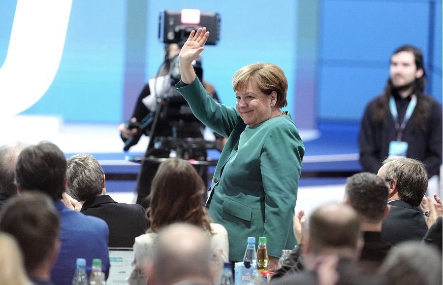 marielibertaer's tweet photo. #CDUParteitag 
Die erste grüne Kanzlerin und ja, sie hat die Farbe ihres Blazers heute bestimmt nicht zufällig gewählt. Deutlicher kann man es den Menschen nicht zeigen. #ArrestMerkel #Merkel https://t.co/QzoVVS4EU6